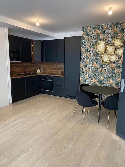 Brand New 1 Bedroom Flat With Parking- 5 Min Paris Pte De Versailles Іссі-ле-Муліно Екстер'єр фото